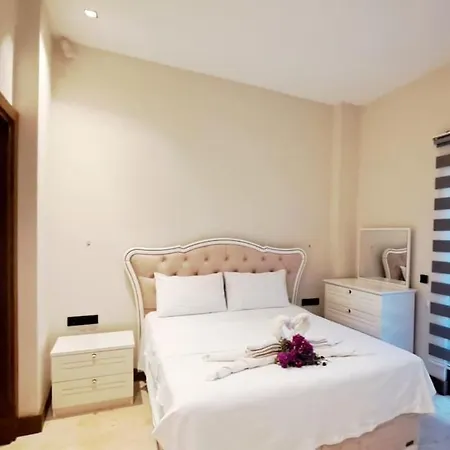 فيلة Oezel Havuzlu Tas *